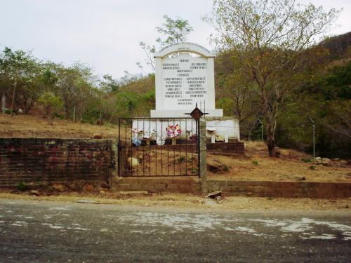Lapide ai contadini uccisi dall’esercito ad Aguas Blancas, Atoyac, Guerrero, nel ‎‎1995‎