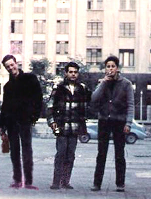 Santiago del Cile, 1962. I giovanissimi Bautista Van Schowen, Marcello Ferrada Noli e Miguel Enríquez Espinoza, poi fondatori del MIR. Anche Van Schowen, come Enríquez, fu ucciso dagli sgherri di Pinochet. Si veda al proposito la canzone La dignidad se hace costumbre.
