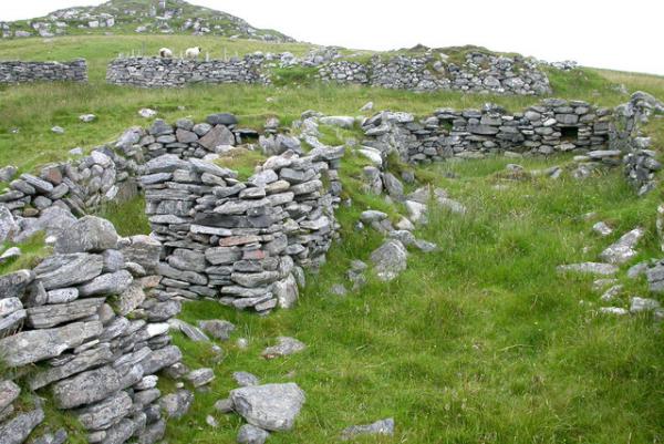 Fuaigh Mòr, isola nel nord della Scozia. Resti di insediamenti umani abbandonati durante le Highland Clearances.
