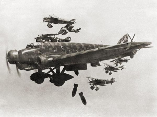 Un ‎Savoia-Marchetti italiano bombarda Madrid‎