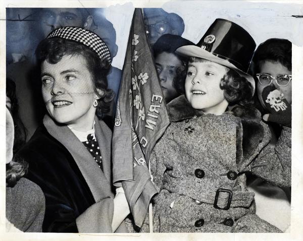 New York, 1951. Alla parata di San Patrizio, con la bandiera "Erin Go Bragh"