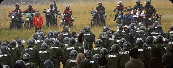 Membri del ‎MC Kuhle Wampe affrontano la polizia ad Amburgo nel 1998‎