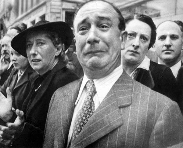 ‎Parigi 1940. Il pianto ‎dei francesi all’ingresso delle truppe naziste‎