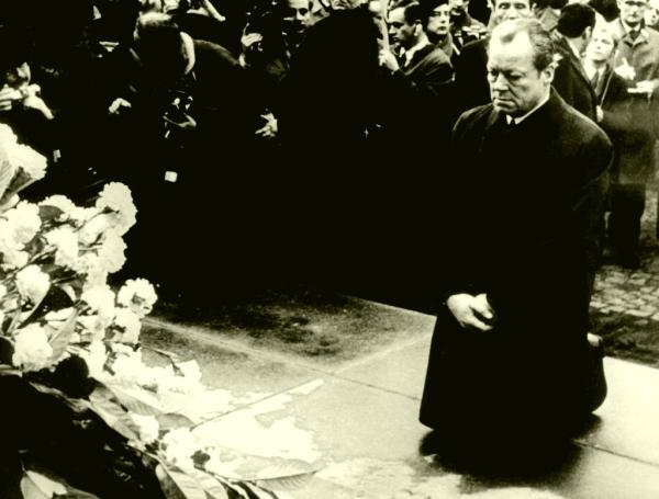 Es war eine Geste, die eine ganze Generation elektrisierte: Der deutsche Bundeskanzler kniet vor dem Denkmal der Nazi-Opfer