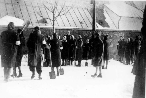  Jewish women in the Brześć nad Bugiem ghetto Yad Vashem [יד ושם]