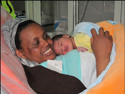 Feketre Alemu, la donna etiope che ha partorito sul barcone partito dalla Libia nel marzo 2011 con il figlio Yeabser