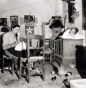 Tricarico, 1952. In una casa del rione Ràbata. Da notare il manifesto sullo sfondo, con la stella del Fronte Popolare.