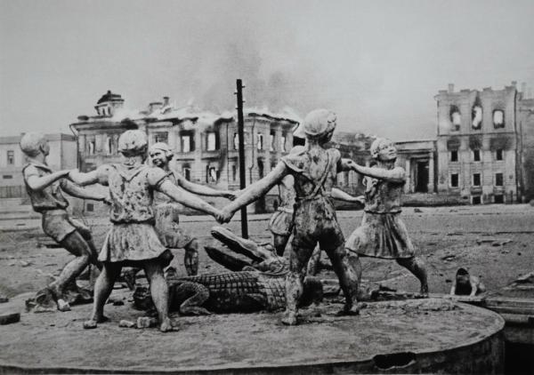 Stalingrado, agosto 1942. La fontana Barmaley, “Il girotondo dei bambini” (“Детский хоровод”, fotografia di Emmanuil Evzerikhin.