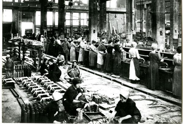 Torino, 1917. Operaie nello stabilimento FIAT di via Cigna