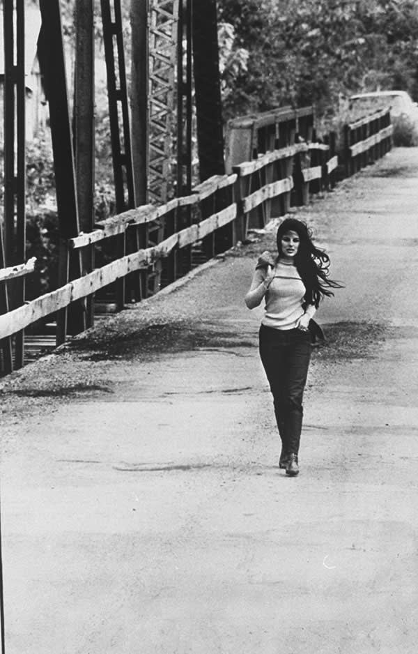 1967. Bobbie Gentry attraversa il Tallahatchie Bridge a Money, Mississippi
