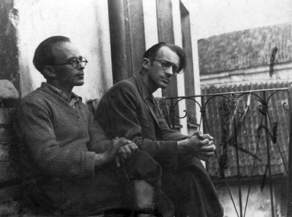  Shmerke Kaczerginski e Abraham Sutzkever sul balcone del loro appartamento nel ghetto di Vilnius, luglio 1943.
