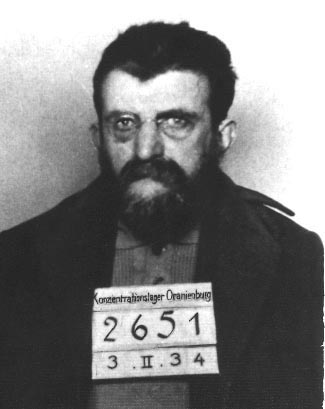Erich Mühsam, poeta ed attivista anarchico tedesco, assassinato da nazisti nel KZ di Oranienburg nel 1934.
