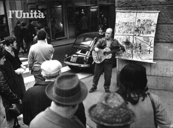 Franco Trincale, in strada a Roma, canta la sua "Sicilia a lutto" (Archivio fotografico de L'Unità)