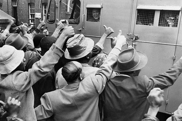 Rivonia Trial. Pretoria, 16 giugno 1964. I condannati lasciano il tribunale salutati dalla folla.
