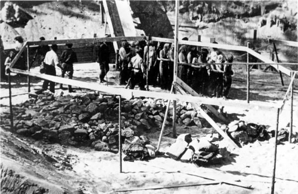 Ponary 1941. Ebrei incappucciati e condotti a morte da uomini della milizia collaborazionista lituana
