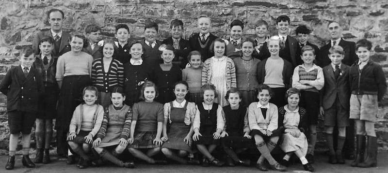 Le bambine e i bambini di una classe della scuola Pantglas di Aberfan, coi loro insegnanti. Nessuno sopravvisse. YMA O HYD!
