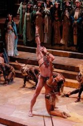 Roberto Bolle e Myma Kamara in una scena dell'Aida di Zeffirelli