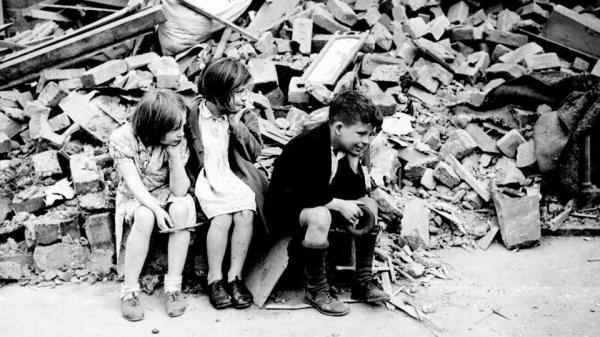 Bambini inglesi dopo un bombardamento nazista, nei mesi della cosiddetta “Battaglia d’Inghilterra” (luglio 1940 - maggio 1941)