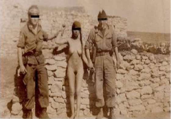 Una donna algerina sospettata di essere un'agente del FLN catturata dai soldati francesi. Fatta denudare completamente per la foto, sarà stuprata e poi uccisa. Da L'Express.