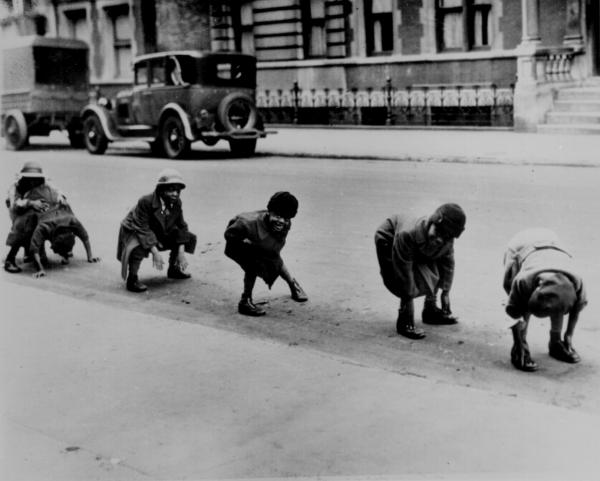 Harlem 30s: ‎bambini in strada giocano alla “cavallina” (“leapfrog”)‎