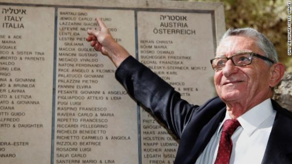 Andrea Bartali indica il nome del padre sul memoriale israeliano