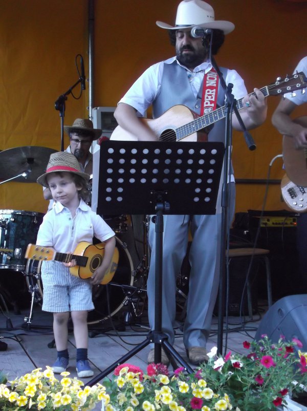 Era un ragazzo padre: Andrea Parodi sul palco per la prima volta col figlio, il mitico Woody Parodi (o Woody Paroody).