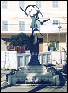 Anzio. Il monumento a Angelita. Angelita's Memorial.