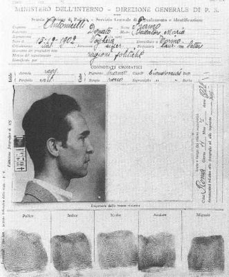 La scheda segnaletica di Franco Antonicelli dopo l'arresto del 15 maggio 1935.