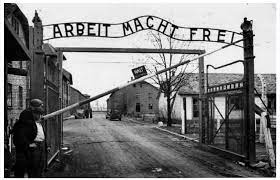 Rudolf Höß war der Schöpfer des berüchtigten Slogans an den Toren von Auschwitz.