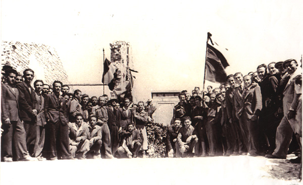 4 maggio 1945: commemorazione del 1° anniversario dell’eccidio di Sant’Angelo di Arcevia, a pochi giorni dalla Liberazione.