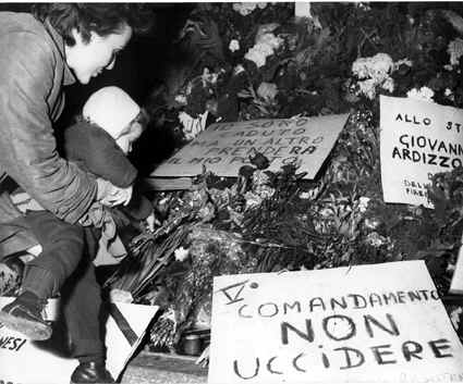 Milano, 28 ottobre 1962. Cartelli e fiori sul luogo dell’assassinio di Ardizzone.