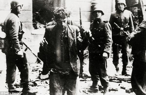 Ghetto di Varsavia, maggio 1943. Arresto di un combattente ebreo