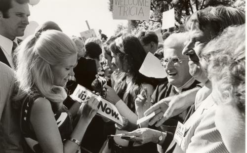  ‎Tricia, la figlia di ‎Richard Nixon, firma autografi per i supporters del padre durante la campagna elettorale per le ‎presidenziali del 1972‎