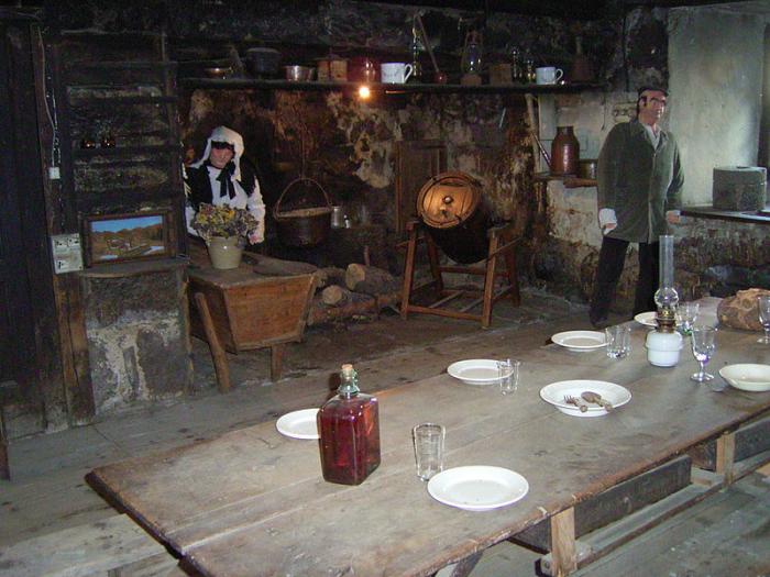 La cucina della locanda nella ricostruzione museale coi coniugi Martin (si noti il quadro degli interruttori elettrici)