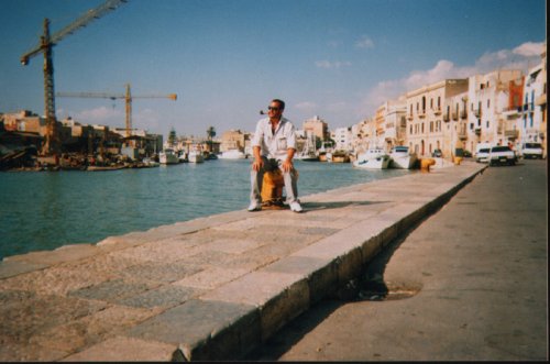 Salvatore Azzaro sul porto di Mazara del Vallo.
