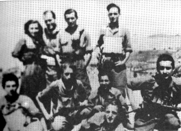 La Banda Corbari. Silvio Corbari e Iris Versari sono in piedi all'estrema sinistra, abbracciati.