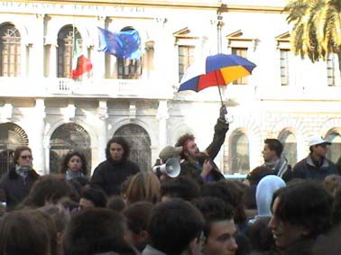 Bari, 18 dicembre 2001: manifestazione studentesca contro la guerra.