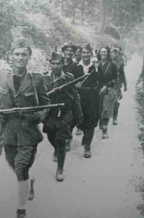 Partigiani slavi e italiani della Brigata Gramsci sulle strade della Valnerina, primavera 1944
