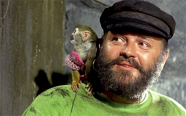 Beppe Wolgers nei panni del capitano Efraim, il padre di Pippi Calzelunghe, con sulla spalla la scimmietta, il Signor Nilsson.