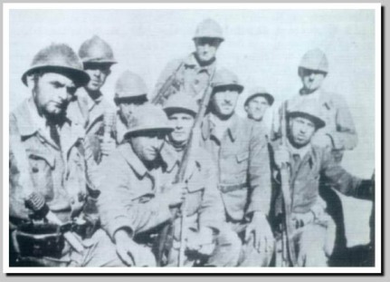 Ο Μπεζεντάκος στον ισπανικό εμφύλιο πόλεμο με άλλους 'Ελληνες και Κύπριους των Διεθνών Ταξιαρχιών.