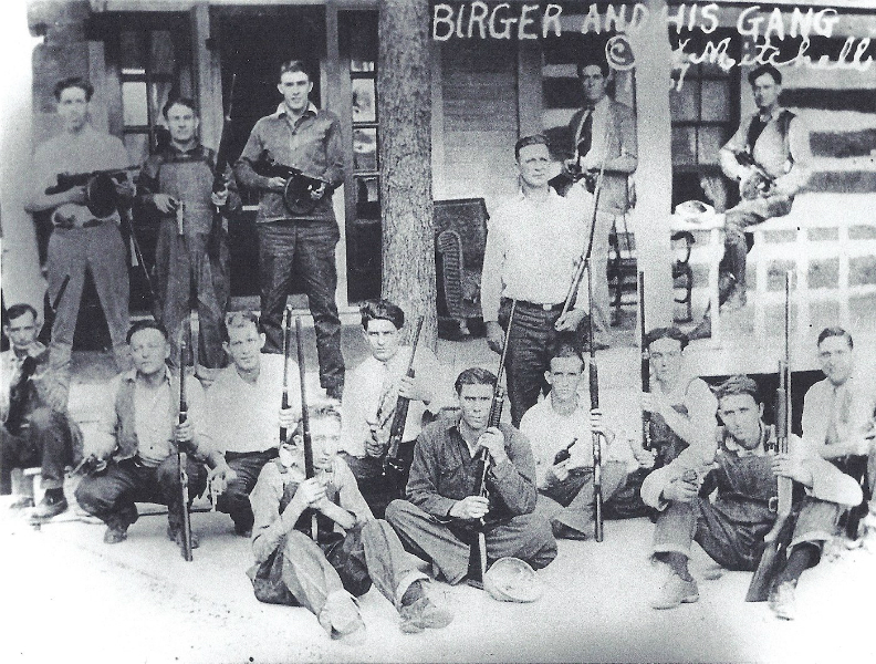 La foto della banda di Birger davanti allo Shady Rest.