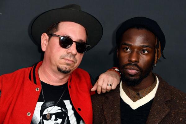 Adrian Quesada e Eric Burton dei Black Pumas. Diverso colore della pelle ma stessa attitudine soul