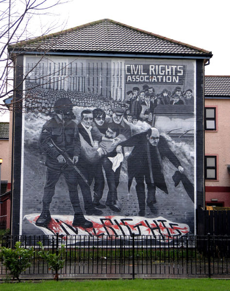 Derry. Murale. Padre Edward Daly e John Duddy, una delle vittime. Derry. Street mural. Father Edward Daly and John Duddy, one of the victims.