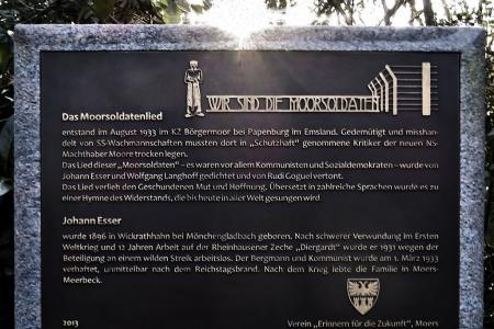Cimitero Trompeter di Rheinhausen: La lapide commemorativa di Die Moorsoldaten presso la tomba di Johann Esser.