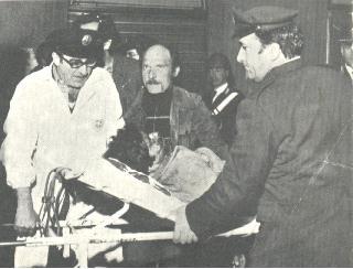 Rodolfo Boschi viene portato via da un’ambulanza.