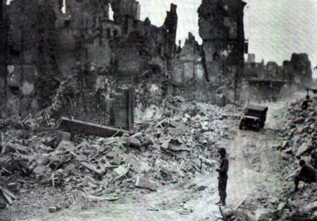 Bretagna: Le rovine di Brest. 1944. Bretagne: Brest en ruines. 1944. Brittany: Brest in ruin. 1944.)