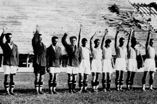 La celebre foto in cui Bruno Neri è l’unico calciatore a non salutare romanamente le autorità fasciste in occasione dell’inaugurazione del nuovo stadio di Firenze (1931)