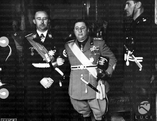 Guido Buffarini Guidi (a destra) a braccetto con Heinrich Himmler