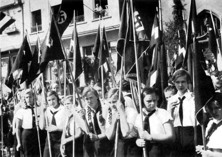 Ragazze tedesche con l'uniforme della Bund Deutscher Mädel, la versione femminile della Hitlerjugend. Hannover, 1936.