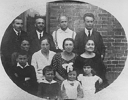 La famiglia Gebirtig a Cracovia nel 1924 (Lui è il secondo in piedi da destra)